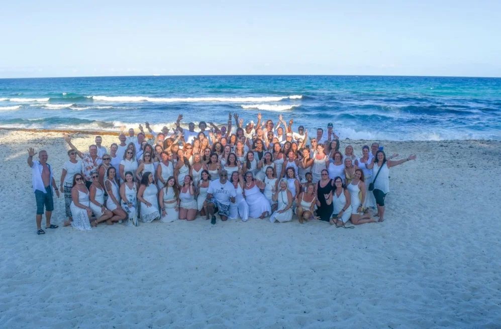 Voyageurs francophones réunis sur la plage lors du World Tour Travorium à Cancún en avril 2026