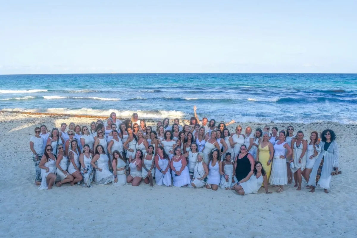 Communauté de voyageuses réunie sur une plage pendant un séjour de groupe