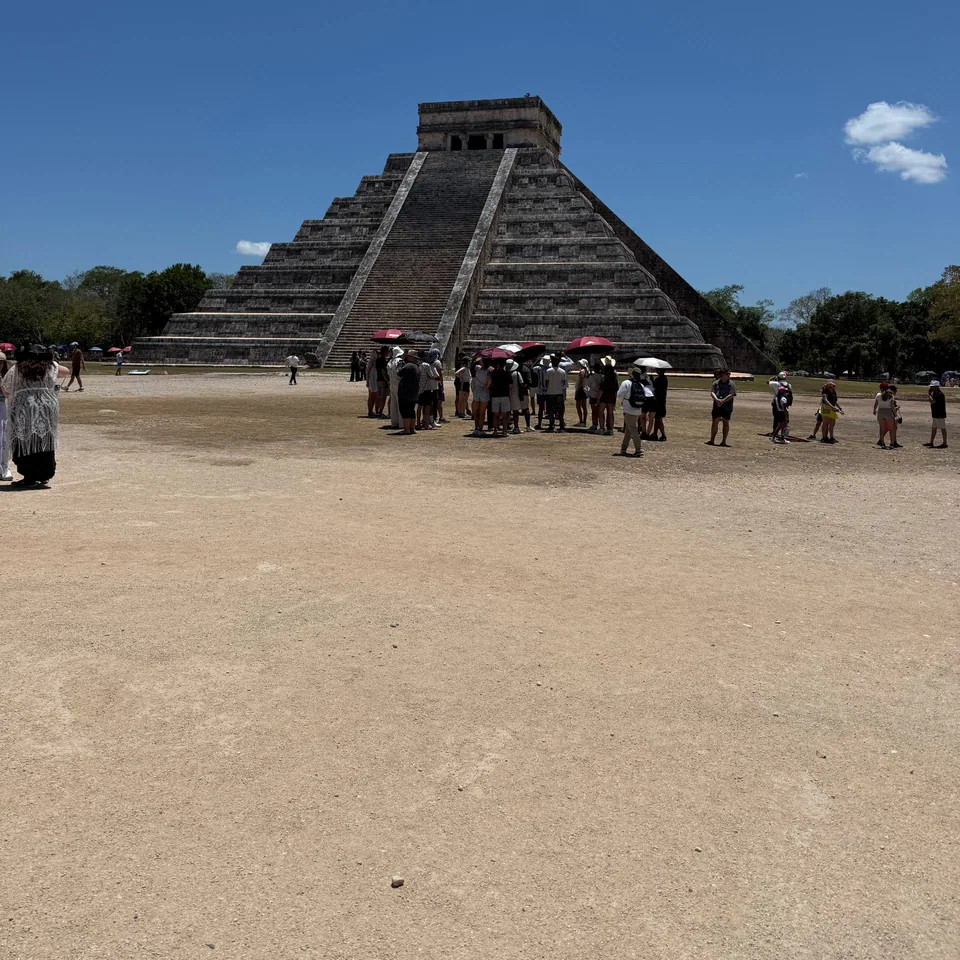 Voyageurs devant la pyramide de Chichén Itzá lors d’une découverte du Mexique