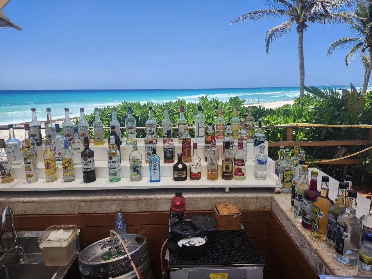 Bar en bord de mer dans un hôtel tout inclus pour voyage solo